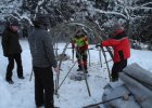 DSCN1716  Die Grube für die Steine wurde schon im Herbst ausgehoben. Auch die Löcher im Boden für die Weidenstäbe waren schon vorbereitet.